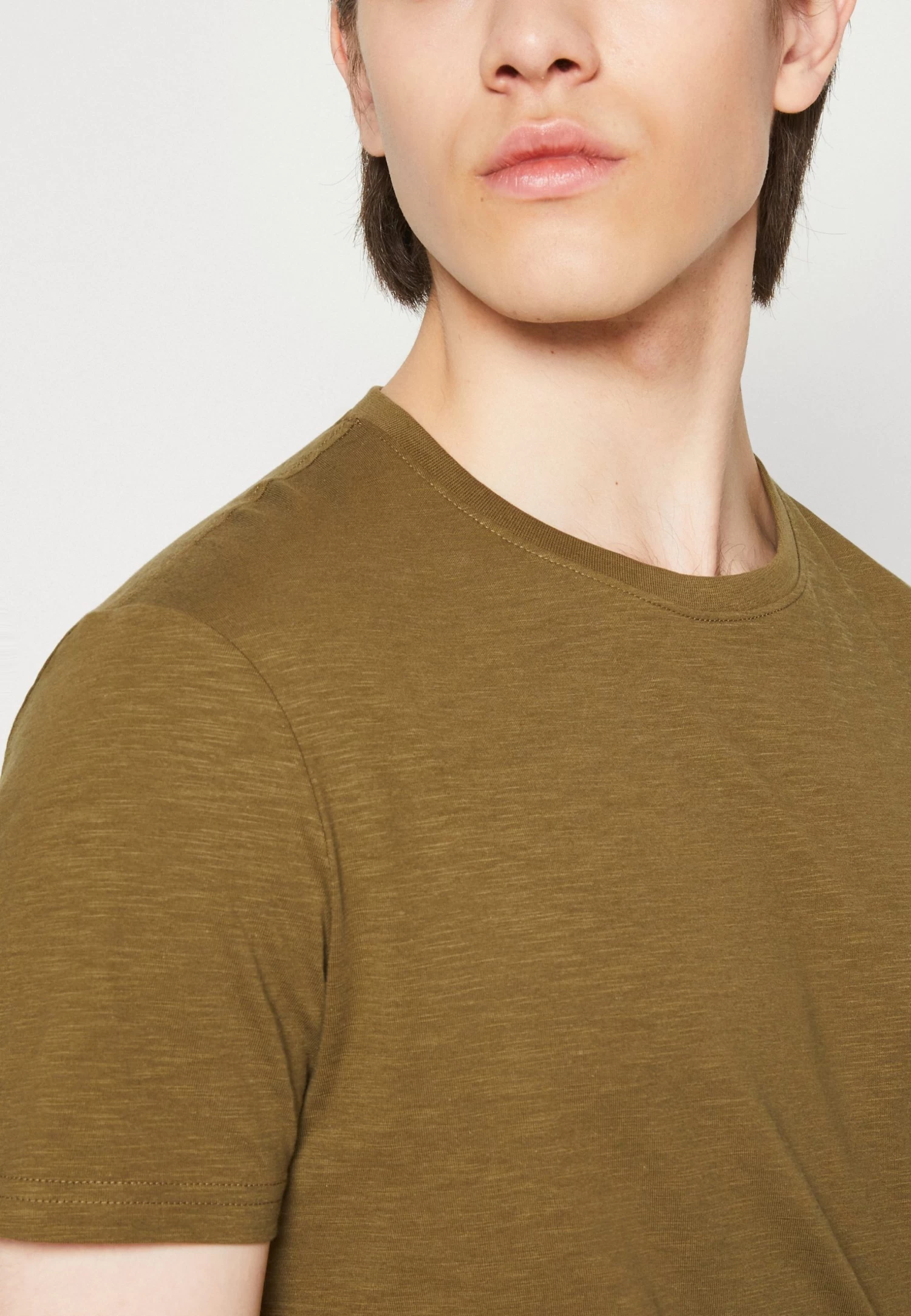 Pier One 5 Pack - Camiseta Básica - Black/Light Blue/Khaki/Mint/Beige 11 Pier One 5 Pack - Camiseta Básica - Black/Light Blue/Khaki/Mint/Beige - Imagen 9