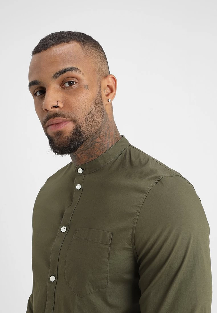 Pier One Muscle Fit Stand- Camisa - Oliv 7 Pier One Muscle Fit Stand- Camisa - Oliv - Imagen 5