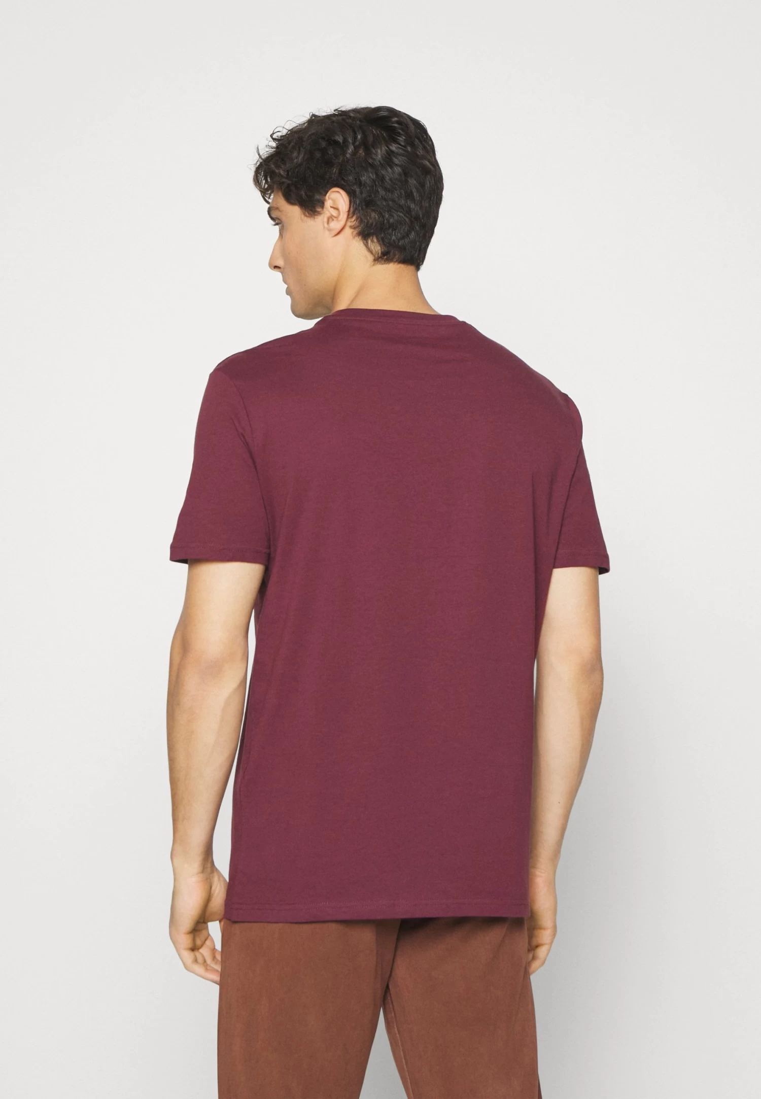 Pier One 3 Pack - Camiseta Básica - Off-White/Bordeaux/Mint 4 Pier One 3 Pack - Camiseta Básica - Off-White/Bordeaux/Mint - Imagen 2
