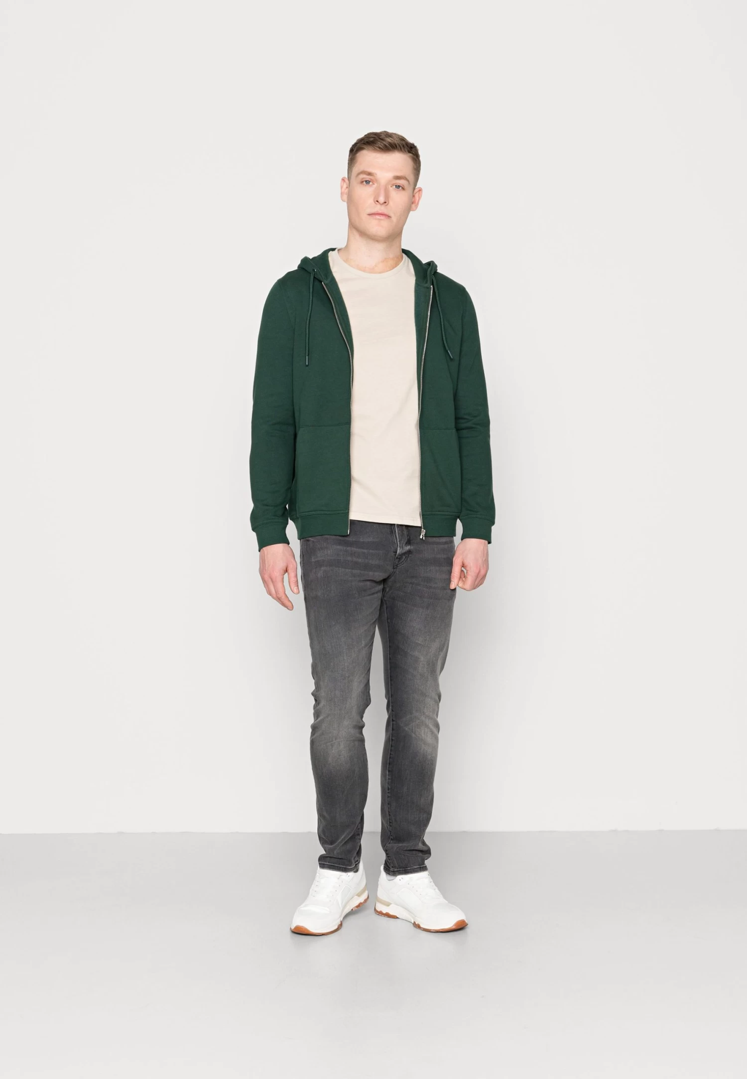 Pier One 5 Pack - Camiseta Básica - White/Green/Bordeaux/Black/Beige 3 Pier One 5 Pack - Camiseta Básica - White/Green/Bordeaux/Black/Beige