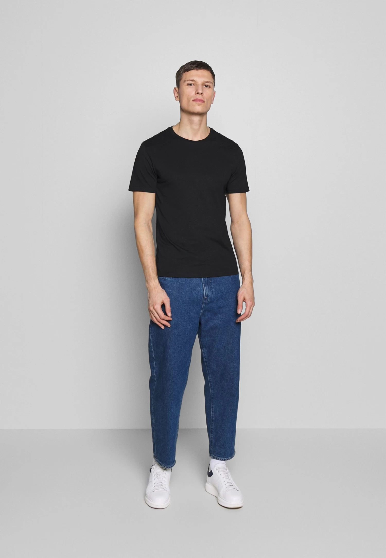 Pier One 5 Pack - Camiseta Básica - Black/White/Blue 3 Pier One 5 Pack - Camiseta Básica - Black/White/Blue