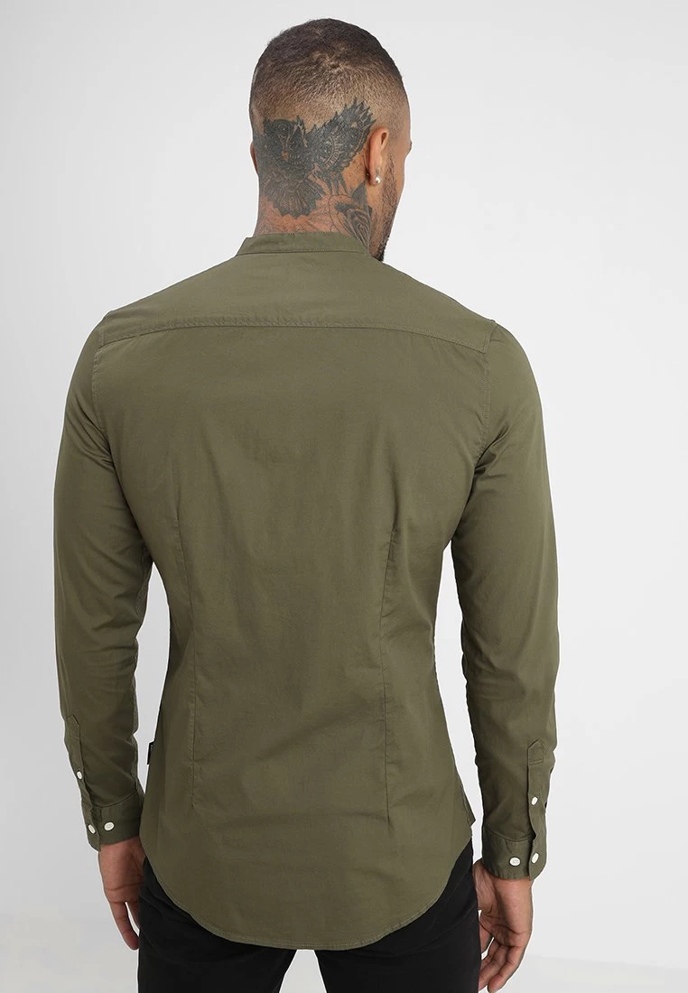 Pier One Muscle Fit Stand- Camisa - Oliv 5 Pier One Muscle Fit Stand- Camisa - Oliv - Imagen 3