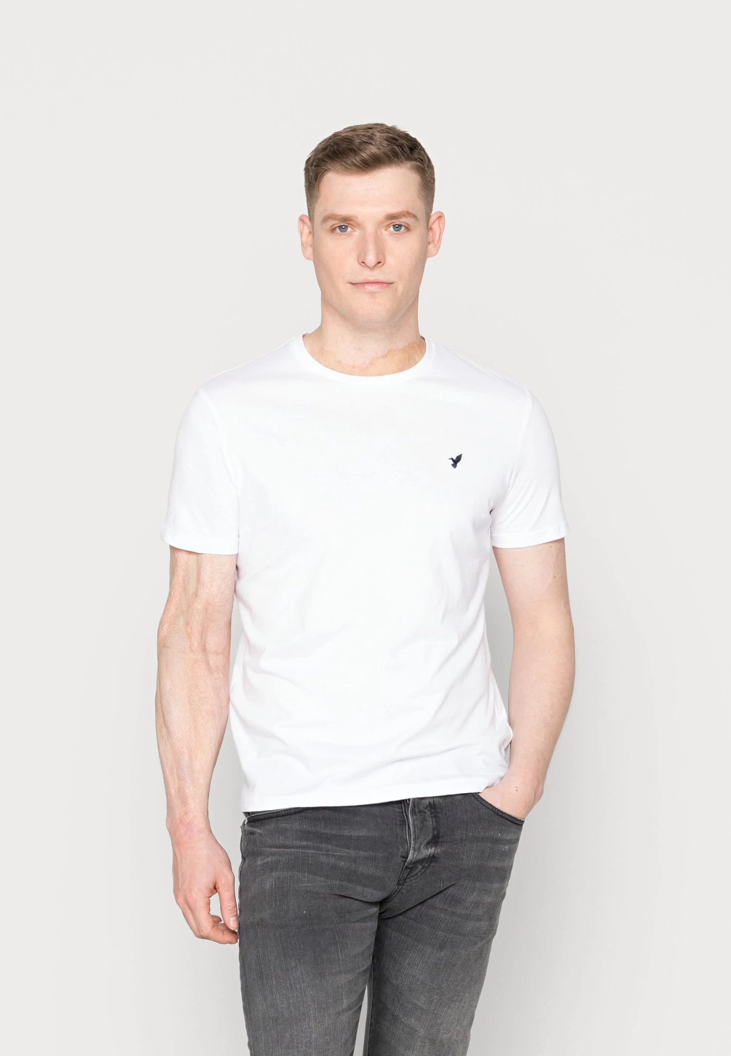 Pier One 5 Pack - Camiseta Básica - White/Green/Bordeaux/Black/Beige 7 Pier One 5 Pack - Camiseta Básica - White/Green/Bordeaux/Black/Beige - Imagen 5