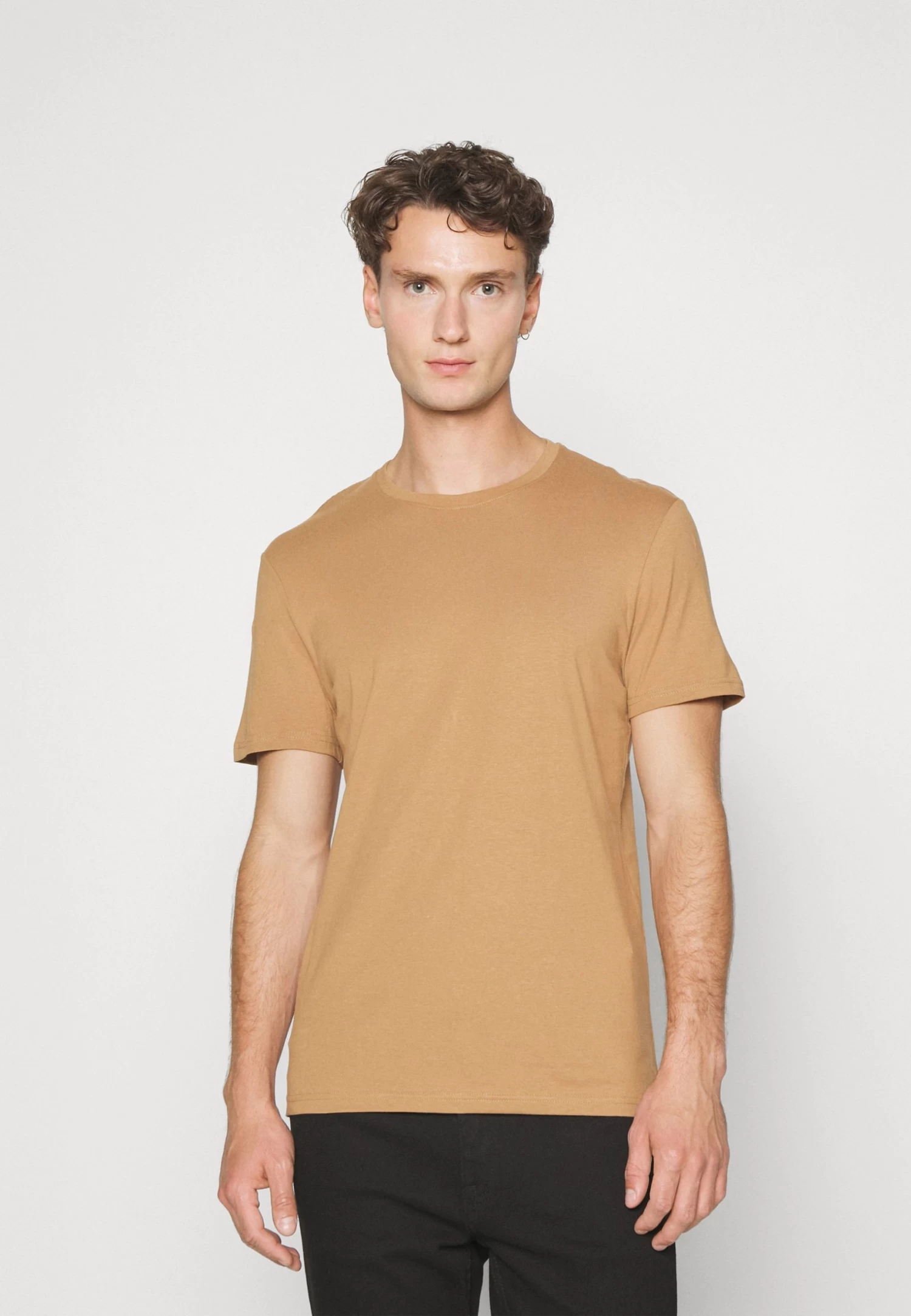 Pier One 5 Pack - Camiseta Básica - Dark Grey/White/Light Brown 4 Pier One 5 Pack - Camiseta Básica - Dark Grey/White/Light Brown - Imagen 2