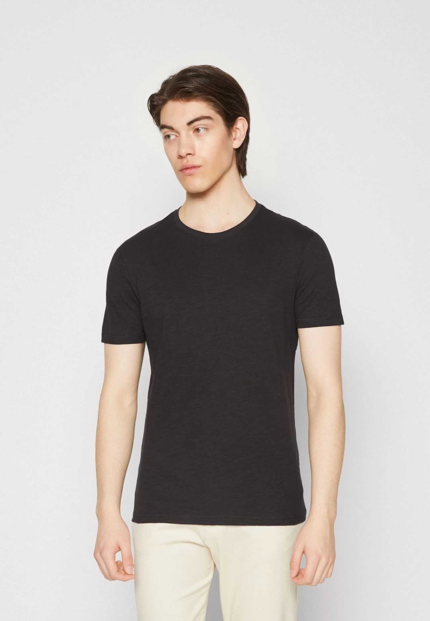 Pier One 5 Pack - Camiseta Básica - Black/Light Blue/Khaki/Mint/Beige 8 Pier One 5 Pack - Camiseta Básica - Black/Light Blue/Khaki/Mint/Beige - Imagen 6